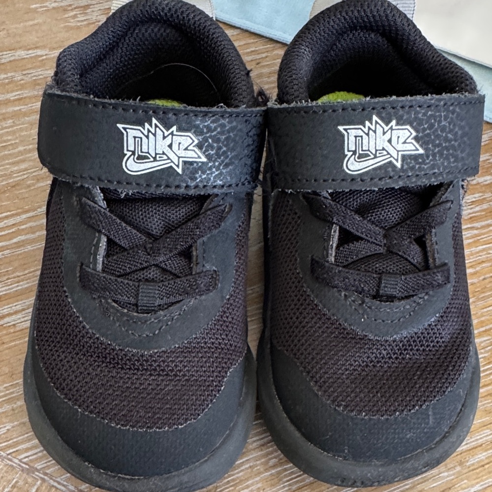 Nike Kids Black and Gray Sneakers